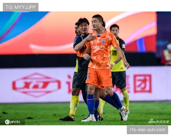 快讯:南特后卫阿皮亚铲球犯规,经VAR复核后直接被红牌罚下